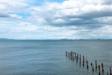 琵琶湖　水面に並ぶ杭　雲が多い空　湖の風景
