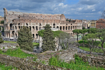 Roma, il Colosseo dalle antiche rovine e ruderi del colle Palatino