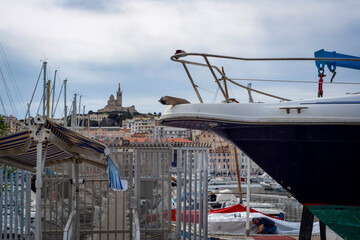 Yacht à quai dans  le Vieux-Port de Marseille