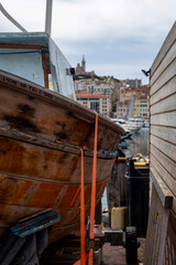 Fototapeta na wymiar Bateau en maintenance dans le Vieux-Port de Marseille
