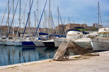 Voiliers à quai dans le Vieux-Port de Marseille