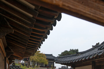Fototapeta na wymiar View of the wooden eaves in the traditional Korean building