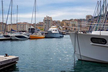 Bateaux à quai dans le Vieux-Port de Marseille