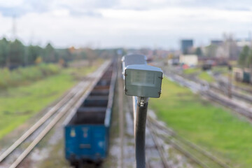 Nowoczesna latarnia LED na węźle kolejowym. Zmodernizowane latarnie oświetlające rejon rozjazdów kolejowych przy hucie. W jesienne popołudnie. - obrazy, fototapety, plakaty