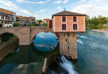 Le pont Vieux, reste du pont médiéval enjambant le Tarn, Millau, Aveyron, France