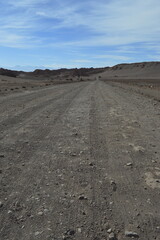 Estrada de terra no meio do deserto