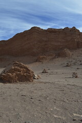 Paisagem com paredão de rocha no Deserto de Atacama