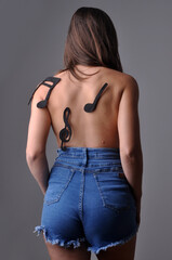 beldade corpo feminino com notas musicais foto artistica seja sua melhor canção
