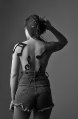 beldade corpo feminino com notas musicais foto artistica seja sua melhor canção
