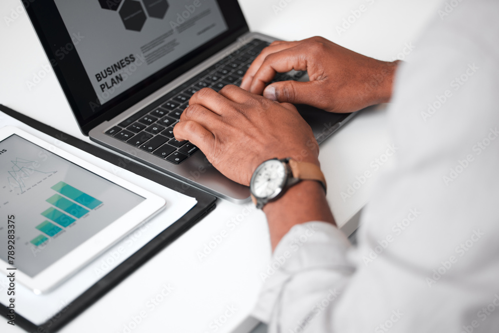 Aufkleber hands, tech and desk for business plan with data analytics, profit analysis and screen. fingers zoom