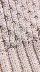 Detalle de jersey de lana blanca con tejido entrelazado