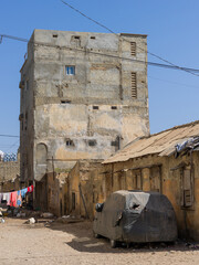 Anciens bâtiments dans la vieille ville de Saint Louis du Sénégal en Afrique - obrazy, fototapety, plakaty