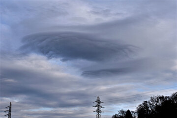 怪しい変な形の黒い雲