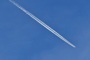 雲のない空に伸びる飛行機雲