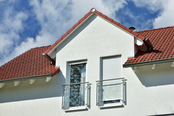 Fassade eines neu gebauten modernen Wohnhauses