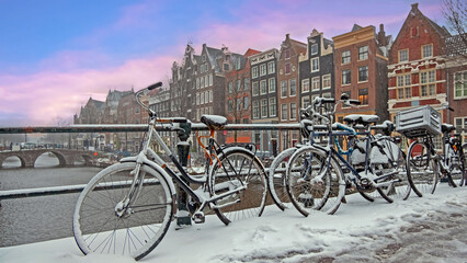 Naklejka premium City scenic from a snowy Amsterdm in winter in the Netherlands