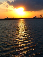 Coucher de soleil sur un port