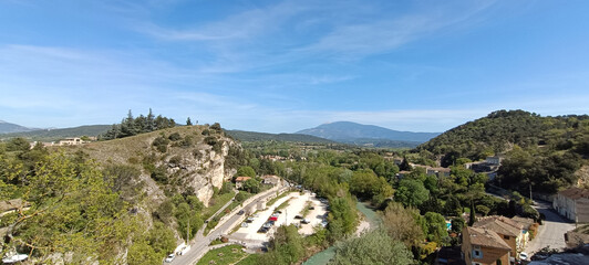 vue de la ville de Vaison la Romaine avec les montagnes en arrière plan. - obrazy, fototapety, plakaty
