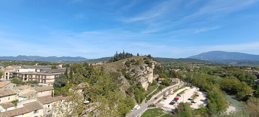 vue de la ville de Vaison la Romaine avec les montagnes en arrière plan. - obrazy, fototapety, plakaty