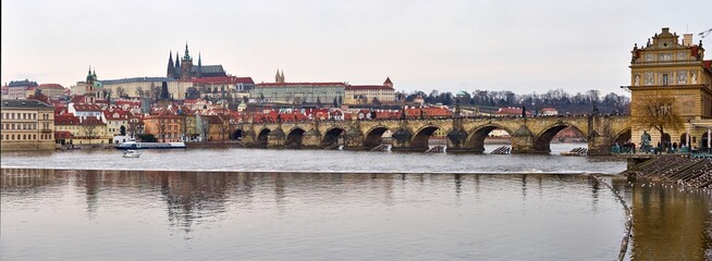 pochmurny dzień w Pradze
Most Karola w Pradze - Karlův most
Praga, Katedra św. Wita ( Katedrála...