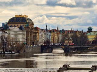 Tramwaj na moście (Most Legii)
Kolorowe kamienice nad rzeką w Pradze