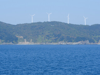 海岸線沿いの風力発電機