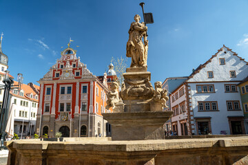 Rathaus und Schellenbrunnen auf dem Hauptmarkt in der Altstadt von Gotha