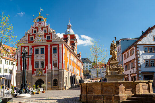 Historische Rathaus und Schellenbrunnen in Gotha in Th&uuml;ringen