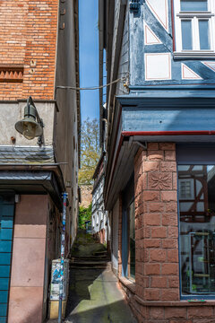 Blick durch die engen Gassen in der Altstadt von Marburg .