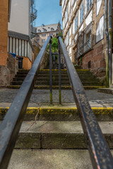 Treppengeländer in einer Gasse mit Treppen die zum Schloß in Marburg führt.
