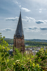 Blick auf den schiefen Turm der Lutherischen Pfarrkirche in Marburg