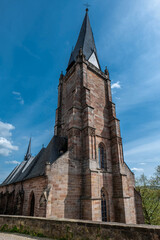 Blick auf den schiefen Turm der Lutherischen Pfarrkirche in Marburg