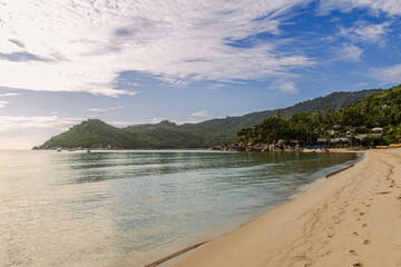 Obraz premium Calm sea view against the background of green mountains and blue sky in Koh Phangan Thailand