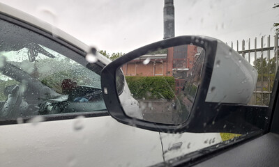 Guidare sotto la pioggia in inverno - specchietto retrovisore