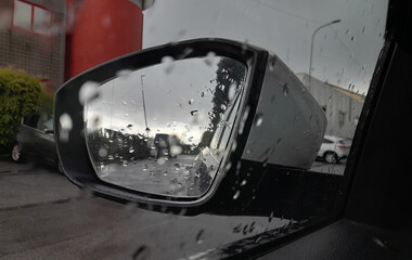 Guidare sotto la pioggia in inverno - specchietto retrovisore
