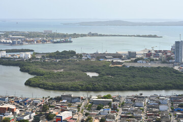 Mar Caribe dentro de la ciudad de Cartagena de Indias, Colombia, Paisaje Urbano.