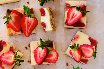 Strawberry cheesecake bars top veiw .style hugge - 789514142