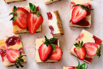 Strawberry cheesecake bars top veiw .style hugge - 789514975