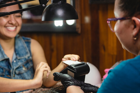 Client paying with your credit card in the Dataphone
