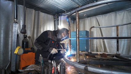 Fototapeta na wymiar welder in the production of metal structures