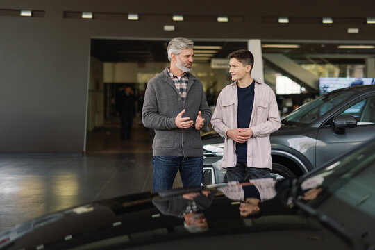 Customer high-tech car gallery option dialogue dealership
