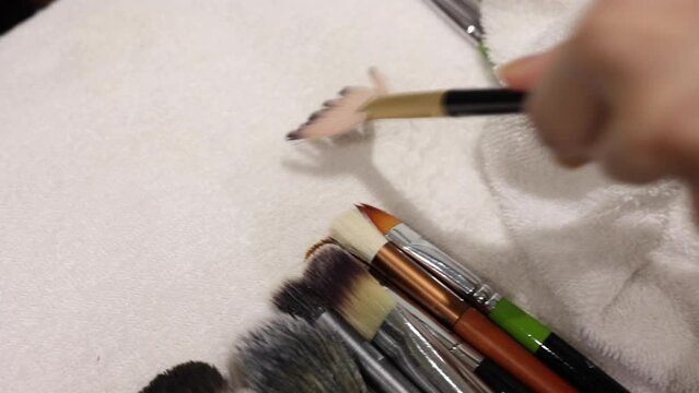 Cleaning makeup brushes, washing makeup tools, Washing, drying, and towel-drying makeup brushes