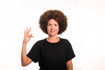 Female interpreter of the Brazilian sign language, Libras, making the letter F.