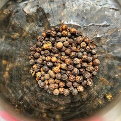 Pimenta do reino em um pote de vidro com fundo de marmore preto