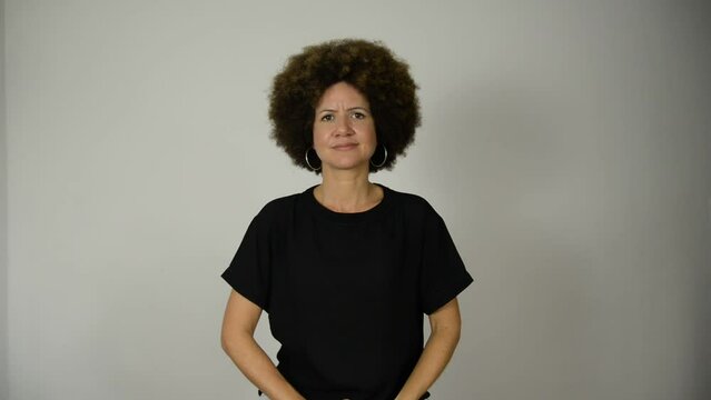 Female interpreter says the phrase prejudice is bad in Brazilian sign language.