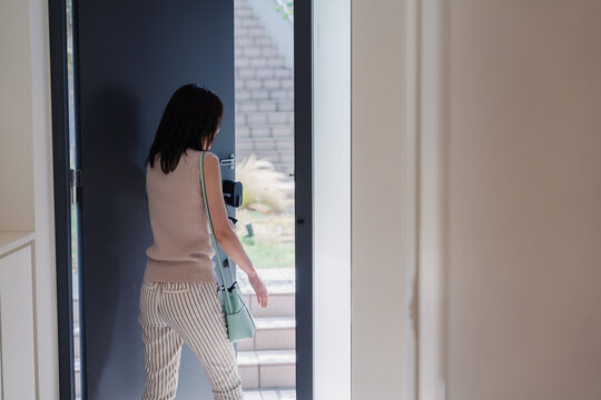 家を出発する若い女性