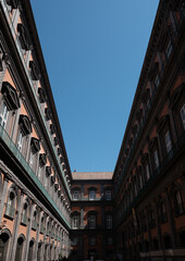 Campania,  Napoli, Palazzo reale, interno con tre ingressi, Cortile d'Onore, con cinque arcate su ogni lato,