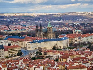 Panorama Pragi. Katedra św. Wita - Katedrála Sv. Víta; Zamek na Hradczanach - Pražský hrad; Praga, Czechy - obrazy, fototapety, plakaty