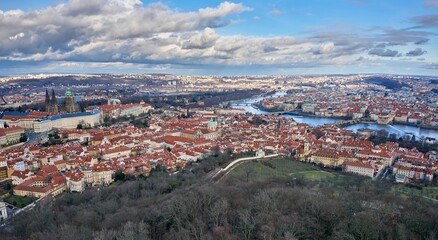 Panorama Pragi. Katedra św. Wita - Katedrála Sv. Víta; Zamek na Hradczanach - Pražský hrad; Most Karola w Pradze - Karlův most; Praga, Czechy - obrazy, fototapety, plakaty