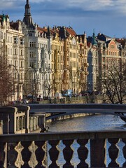 Kolorowe kamienice nad rzeką w Pradze - obrazy, fototapety, plakaty
